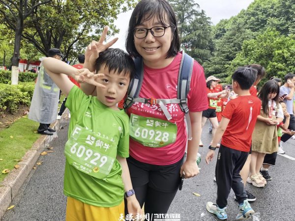 领航配资 2025贵阳马拉松｜跑者周博扬：明年继续带孩子参加比赛